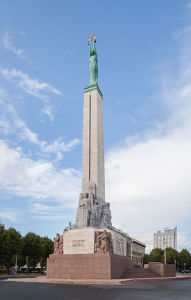 Monumento_a_la_Libertad,_Riga,_Letonia,_2012-08-07,_DD_10